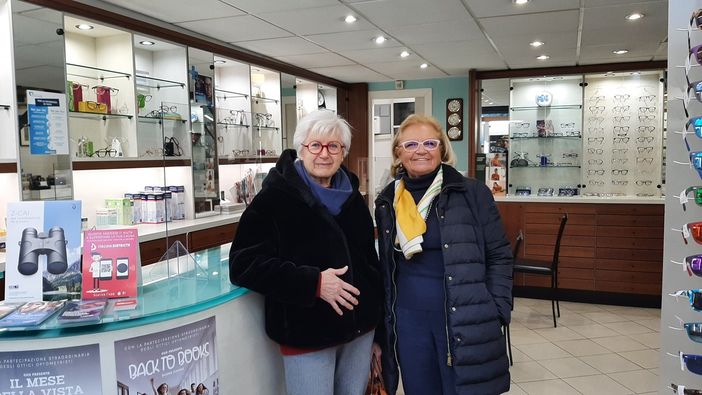 «A fine anno il nostro lungo viaggio giunge al termine: grazie a tutti i clienti». Firmato: Giovanna e Raffaella dell'Otticamoderna Giorgi «A fine anno il nostro lungo viaggio giunge al termine: grazie a tutti i clienti». Firmato: Giovanna e Raffaella dell'Otticamoderna Giorgi