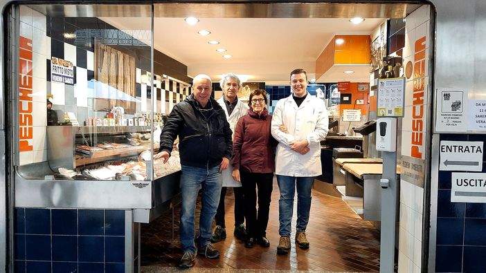 I titolari Luigi, Anna e Luca Piccinelli, brinziesi, posano assieme al loro dipendente Marcello Toletti per una fotografia ricordo sul limitare del negozio di corso Matteotti, che da mercoledì riaprirà in via Veratti I titolari Luigi, Anna e Luca Piccinelli, brinziesi, posano assieme al loro dipendente Marcello Toletti per una fotografia ricordo sul limitare del negozio di corso Matteotti, che da mercoledì riaprirà in via Veratti