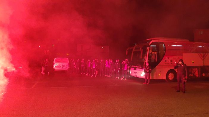 VIDEO. La curva incita il Varese al ritorno dalla Val d'Aosta: «Forza ragazzi, avanti così. Salviamoci e poi l'anno prossimo...» VIDEO. La curva incita il Varese al ritorno dalla Val d'Aosta: «Forza ragazzi, avanti così. Salviamoci e poi l'anno prossimo...»