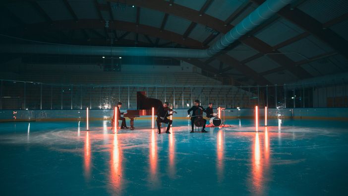 VIDEO E FOTO. La magia delle feste all'Acinque Ice Arena celebrata da una danza sul ghiaccio sulle note inconfondibili degli SdueT