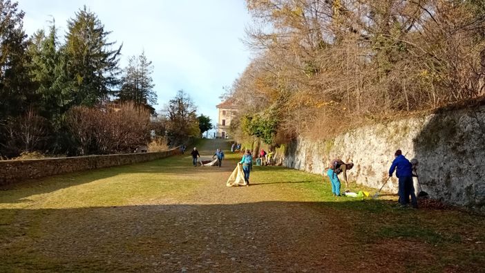 I soci "senior" del Cai Varese all'opera per pulire la Via Sacra I soci "senior" del Cai Varese all'opera per pulire la Via Sacra