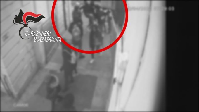 Rapinavano studenti e pendolari sui treni della linea Saronno-Seregno: sgominata una baby gang