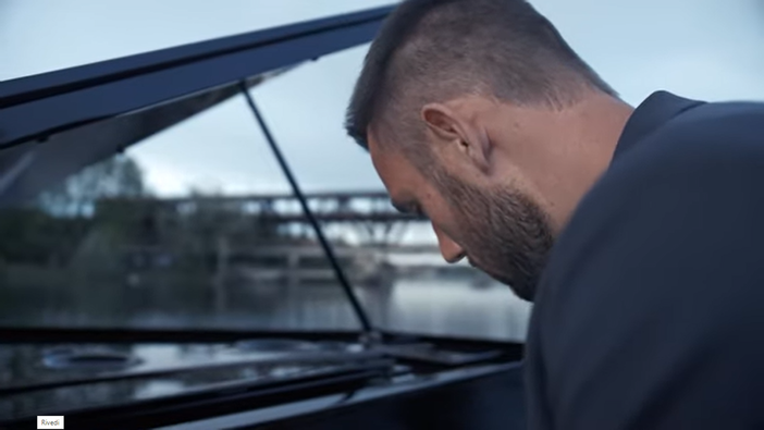 Un frame del video di Stefan De Vrij mentre suona il pianoforte a Sesto Calende Un frame del video di Stefan De Vrij mentre suona il pianoforte a Sesto Calende