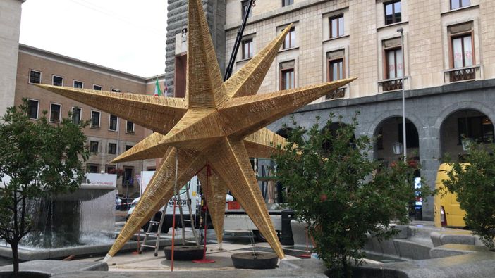 Una grande stella di Natale è atterrata in piazza Monte Grappa. Nelle foto della gallery l'allestimento della pista del ghiaccio ai Giardini e le luci natalizie che verranno accese nel prossimo weekend in via San Martino per la tradizionale festa