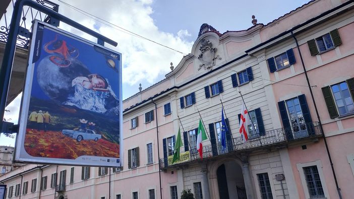 "Time To Star" a Varese arriva la prima mostra urbana con le opere esposte alla fermata dell'autobus
