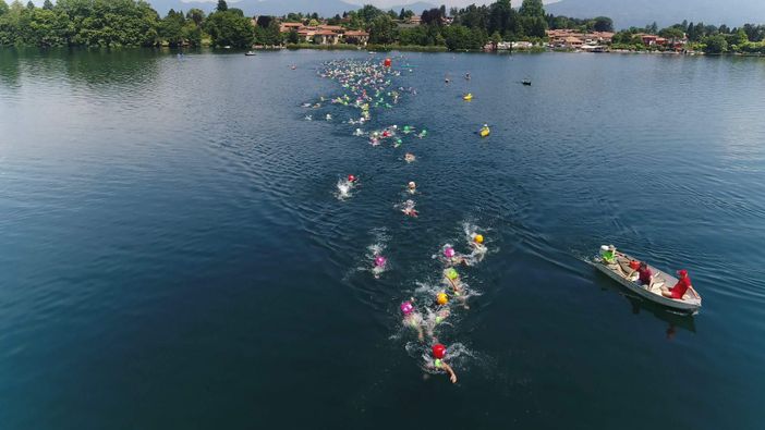 Tutto pronto per la traversata a nuoto del lago di Monate