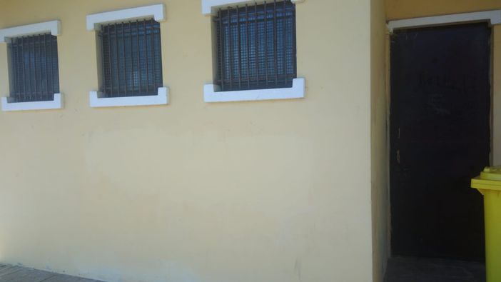 Vandalismi a Varano Borghi, il genitore del responsabile degli imbrattamenti ha fatto ripulire il muro della sede della Protezione Civile