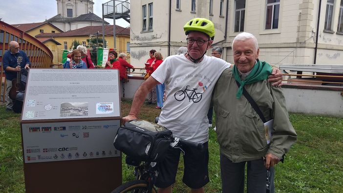Il ciclista della memoria varesino Giovanni Bloisi all'inaugurazione del totem di Verbania