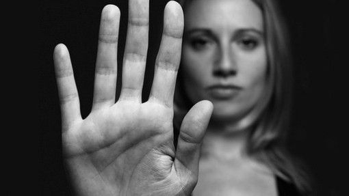 Castiglione Olona "indossa" le scarpe rosse e dice no alla violenza sulle donne