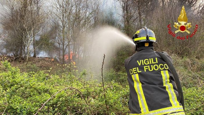 Buone notizie da Montegrino: l'incendio non ha più fronti attivi Buone notizie da Montegrino: l'incendio non ha più fronti attivi