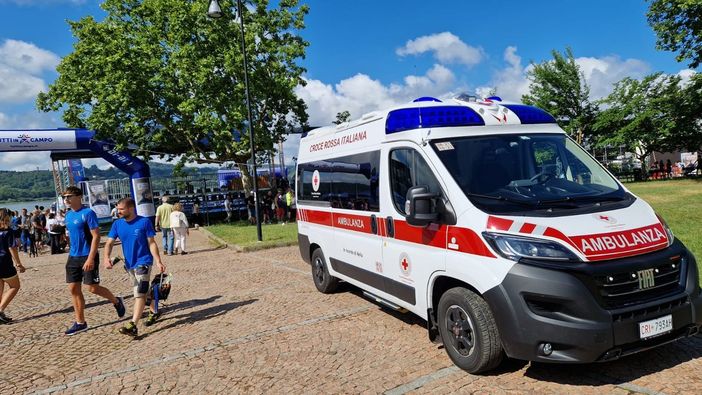Un'ambulanza alla Schiranna per il Festival dei Giovani (si ringrazia Mario Zeni per le foto)