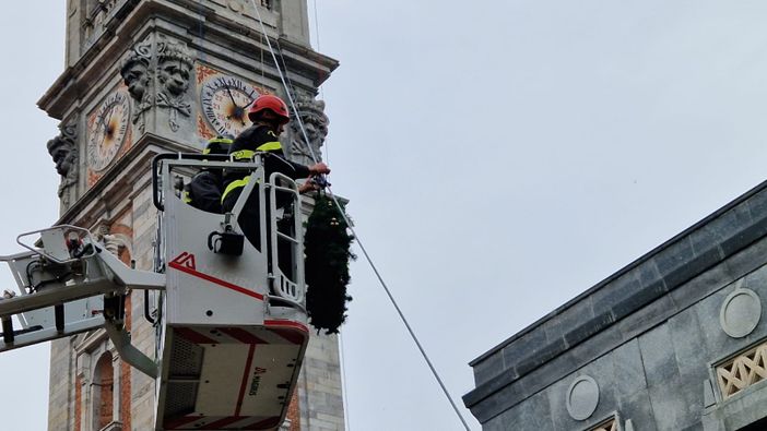 FOTO. Sul Bernascone si rinnova la tradizione dell'Immacolata: i vigili del fuoco depongono una corona d'alloro sul "tetto" della città FOTO. Sul Bernascone si rinnova la tradizione dell'Immacolata: i vigili del fuoco depongono una corona d'alloro sul "tetto" della città