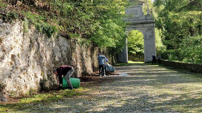 FOTOGALLERY. Sacro Monte, 22 volontari in campo per ripulire la Via Sacra