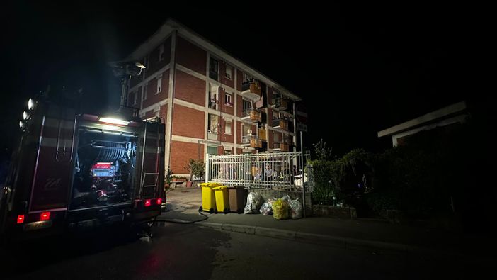 Incendio in una casa Aler di Saronno: palazzina evacuata Incendio in una casa Aler di Saronno: palazzina evacuata