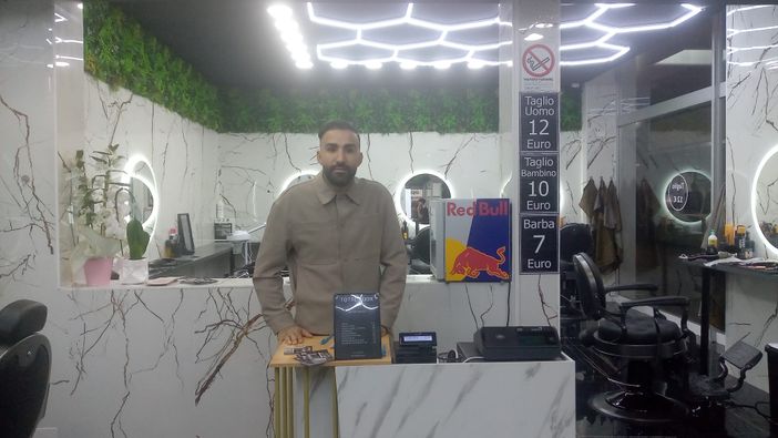 Nabil Serbouti nel suo Total Look Barber in via Cavour a Varese Nabil Serbouti nel suo Total Look Barber in via Cavour a Varese