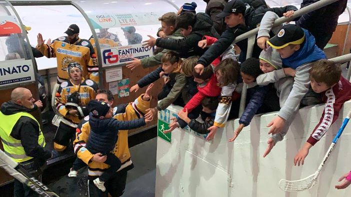 Magia per i Mastini sempre primi dopo l'ottava vittoria su otto partite: a fine partita Dominic Perna esce nel Palalbani in trionfo con in braccio il suo piccolo Luca che dà il "cinque" ai baby gialloneri Magia per i Mastini sempre primi dopo l'ottava vittoria su otto partite: a fine partita Dominic Perna esce nel Palalbani in trionfo con in braccio il suo piccolo Luca che dà il "cinque" ai baby gialloneri