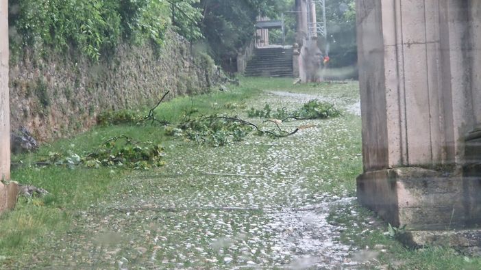 Via Sacra sferzata dal nubifragio: ripulita a tempo record dai volontari Via Sacra sferzata dal nubifragio: ripulita a tempo record dai volontari