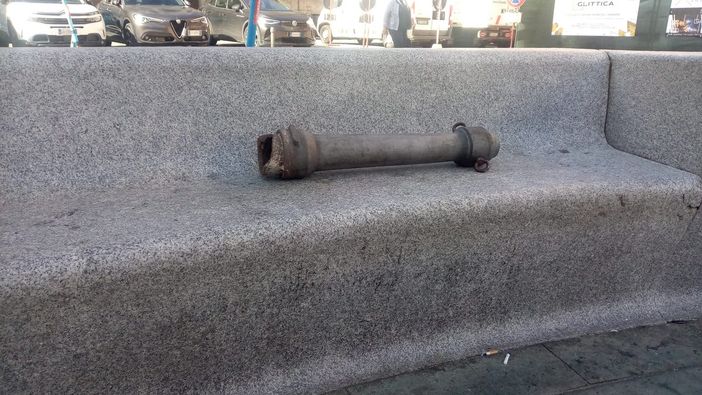 FOTO. Un paletto metallico divelto e abbandonato sulle panchine della fontana di piazza Monte Grappa FOTO. Un paletto metallico divelto e abbandonato sulle panchine della fontana di piazza Monte Grappa