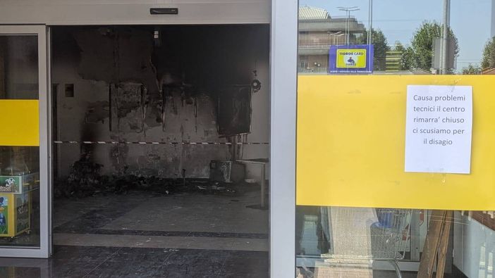 Incendio all’alba a Caronno Pertusella, chiuso il centro commerciale "La Varesina"