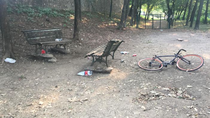 Vandali in festa nell'area cani: resti di alcol, droga e persino di una bicicletta