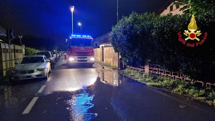 Allagamenti, crolli e piante cadute: nella notte une ventina di interventi dei vigili del fuoco in tutto il Varesotto per il maltempo Allagamenti, crolli e piante cadute: nella notte une ventina di interventi dei vigili del fuoco in tutto il Varesotto per il maltempo