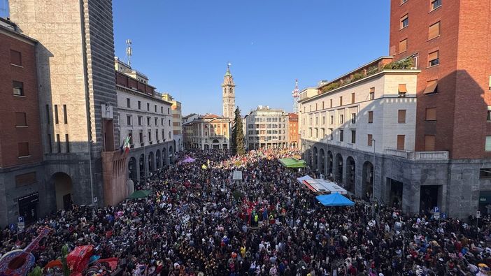 Piazza Monte Grappa stracolma di persone: è l'immagine simbolo del Carnevale Bosino 2025 (foto di Alessandro Galbiati)
