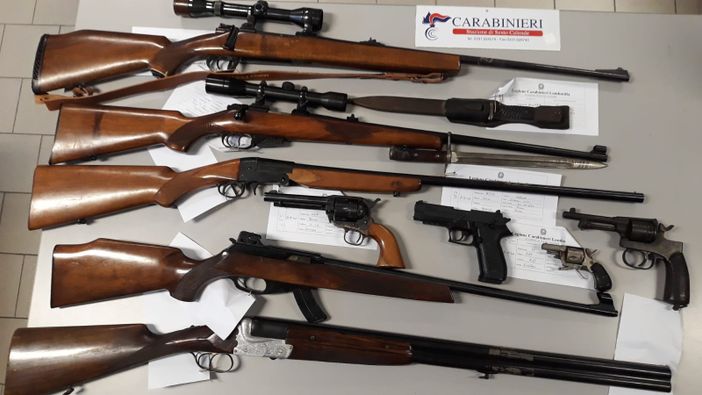 Carabine, fucili e baionette. I carabinieri di Sesto scoprono un arsenale a casa di un anziano Carabine, fucili e baionette. I carabinieri di Sesto scoprono un arsenale a casa di un anziano