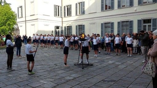 Castellanza, la fiaccolata dei ragazzi in Comune ricorda Mirella Cerini Castellanza, la fiaccolata dei ragazzi in Comune ricorda Mirella Cerini