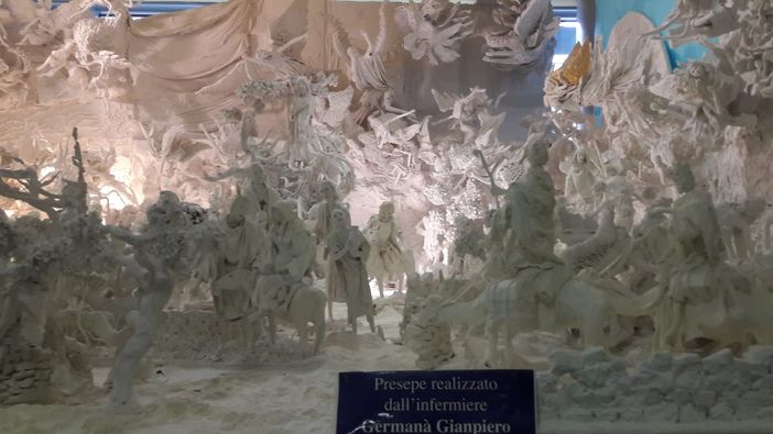 Una canzone al pianoforte e un magnifico presepe di cartapesta: è la Vigilia di Natale dell'ospedale del Circolo