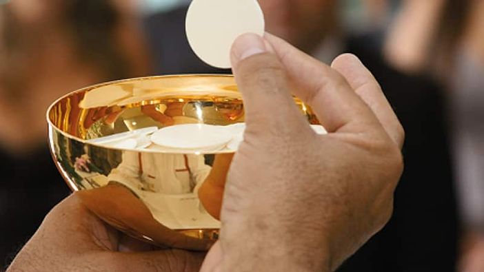 Emergenza Coronavirus anche a Messa: dalla Diocesi di Milano l'indicazione di distribuire la Comunione sulla mano e non in bocca