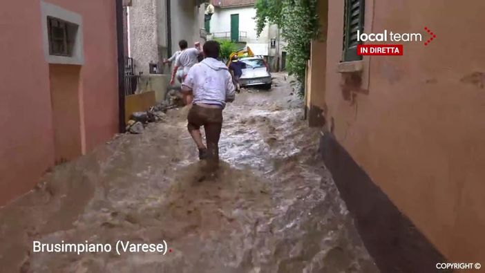 FOTO E VIDEO. Muro d'acqua sull'alto Varesotto. A Brusimpiano strade come fiumi, a Gavirate crolla controsoffitto in un centro commerciale