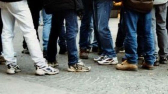 Offese, sputi e insulti: gruppo di baby bulli prende di mira un anziano disabile