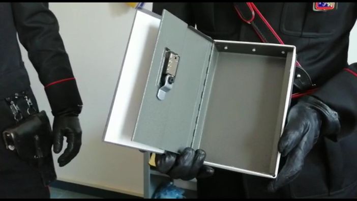 Ragazzo trovato con 120 dosi di marijuana e cinquemila euro. Erano nascosti in una cassaforte camuffata da dizionario Ragazzo trovato con 120 dosi di marijuana e cinquemila euro. Erano nascosti in una cassaforte camuffata da dizionario