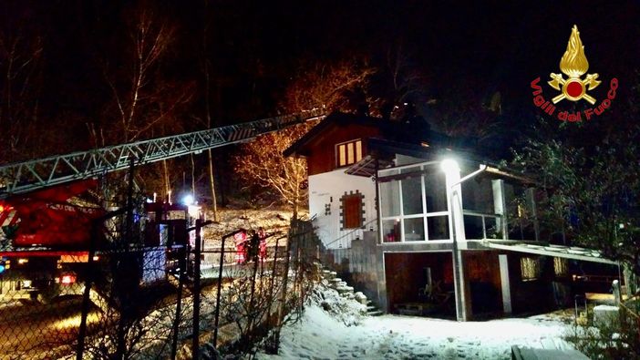 Castelveccana, tetto di una villetta in fiamme nella notte: dieci vigili del fuoco in azione