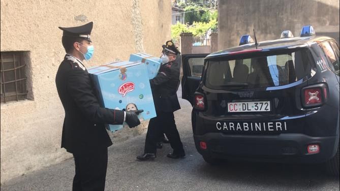 Casalzuigno, famiglia in difficoltà: carabinieri e sindaco gli portano la spesa per Pasqua
