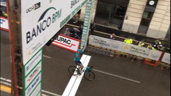 Izagirre taglia il traguardo di via Sacco dopo aver superato anche la tempesta