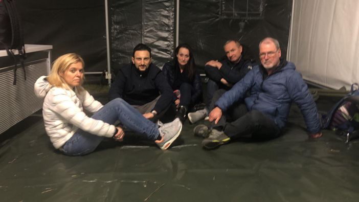 Marcella Gioiggi (prima da sinistra) insieme agli altri italiani bloccati in Georgia Marcella Gioiggi (prima da sinistra) insieme agli altri italiani bloccati in Georgia