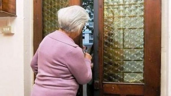 Castiglione Olona: si fingono carabinieri e truffano un anziano, via con soldi e preziosi Castiglione Olona: si fingono carabinieri e truffano un anziano, via con soldi e preziosi