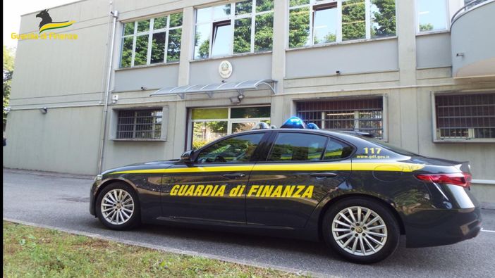 Finto cieco sorpreso al volante insieme a un altro falso invalido: arrestati per truffa. I due avevano anche il reddito di cittadinanza