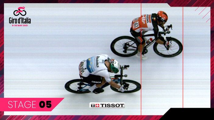 Il fotofinish di Cattolica: l'australiano Caleb Ewan beffa Nizzolo (foto tratta dalla pagina Facebook ufficiale del Giro d'Italia)