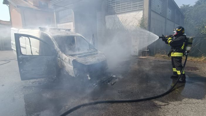 Varese, furgone in fiamme tra Casbeno e il lungolago