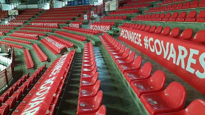 Gli striscioni che Il Basket Siamo Noi ha posto questa mattina nel palazzetto per non lasciare “soli” Ferrero e compagni. C'è anche la bandiera argentina per il debutto di Scola (foto sotto)