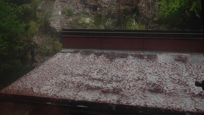 La grandine accumulata su una tettoia al Campo dei Fiori (foto da Olgher) e, sotto nella gallery, i chicchi raccolti da Ester a Melide (foto via NaturalMeteo) e il fiume bianco che ha invaso Verbania La grandine accumulata su una tettoia al Campo dei Fiori (foto da Olgher) e, sotto nella gallery, i chicchi raccolti da Ester a Melide (foto via NaturalMeteo) e il fiume bianco che ha invaso Verbania