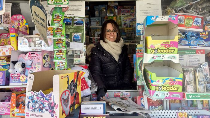 Francesca Zovadelli, che gestisce insieme a Mauro Albini l'edicola in viale Borri, ha un sorriso per tutti