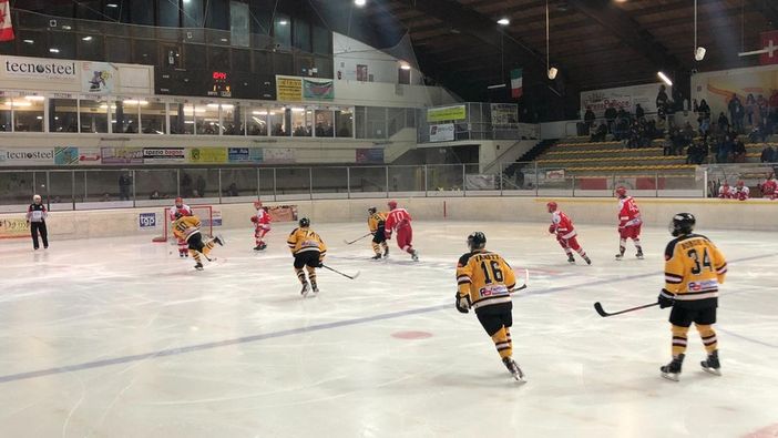 Hockey. Varese-Como è sempre Varese-Como: brivido derby giovedì al Palalbani Hockey. Varese-Como è sempre Varese-Como: brivido derby giovedì al Palalbani