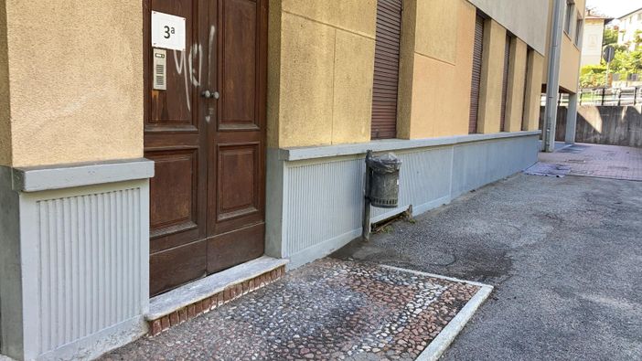 Un'altra missione compiuta dal consigliere Esposito, ripuliti i graffiti alla scuola di Bosto Un'altra missione compiuta dal consigliere Esposito, ripuliti i graffiti alla scuola di Bosto
