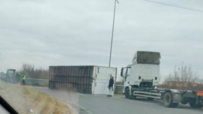 Rovellasca, camion perde il container all'incrocio Rovellasca, camion perde il container all'incrocio