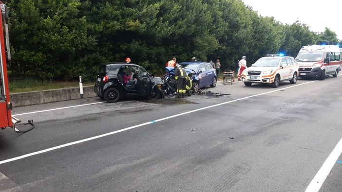 FOTO. Frontale sulla sp1, due persone ferite. Traffico rallentato e strada invasa dall'olio FOTO. Frontale sulla sp1, due persone ferite. Traffico rallentato e strada invasa dall'olio