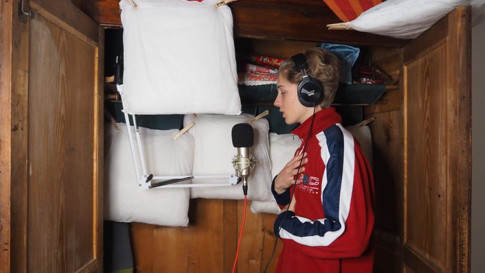 Lindeque all'opera nella sua personale e originalissima sala di registrazione Lindeque all'opera nella sua personale e originalissima sala di registrazione