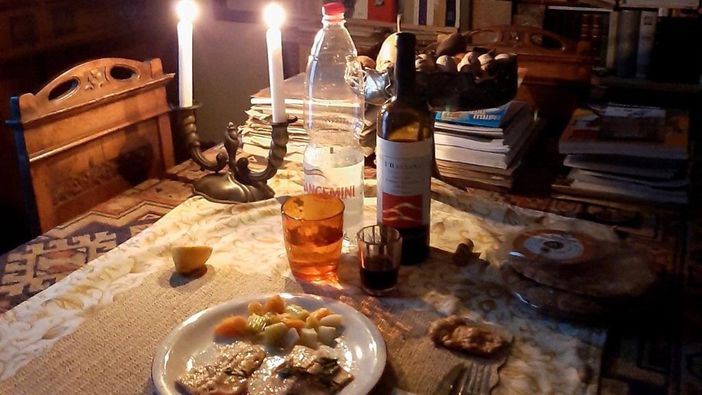 La cena del nostro Mario Chiodetti contro il caro bollette: lume di candela, vino rosso, pesce con salvia e rosmarino La cena del nostro Mario Chiodetti contro il caro bollette: lume di candela, vino rosso, pesce con salvia e rosmarino